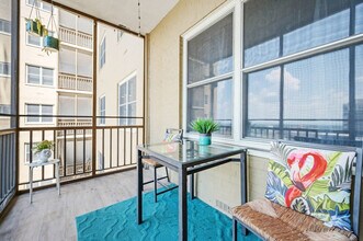 300 W Peachtree St NW in Atlanta, GA - Foto de edificio - Building Photo