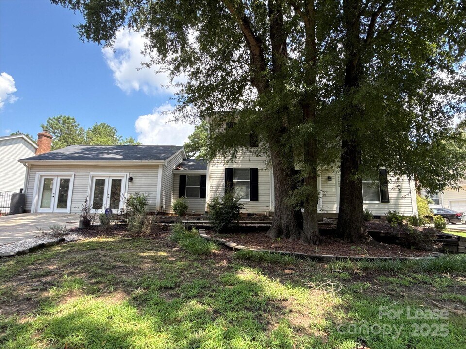12006 Woodside Falls Rd in Pineville, NC - Foto de edificio