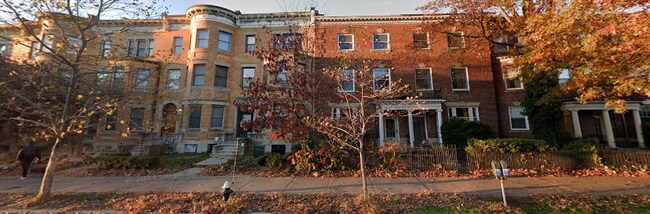 1728 Beacon St, Unit B in Brookline, MA - Foto de edificio - Building Photo