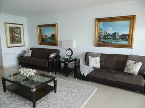 17555 Collins Ave, Unit 1904 in Sunny Isles Beach, FL - Foto de edificio - Building Photo