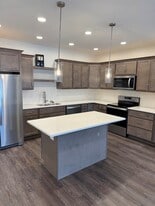 4025 Cedar Heights Dr, Unit 8 in Cedar Falls, IA - Building Photo