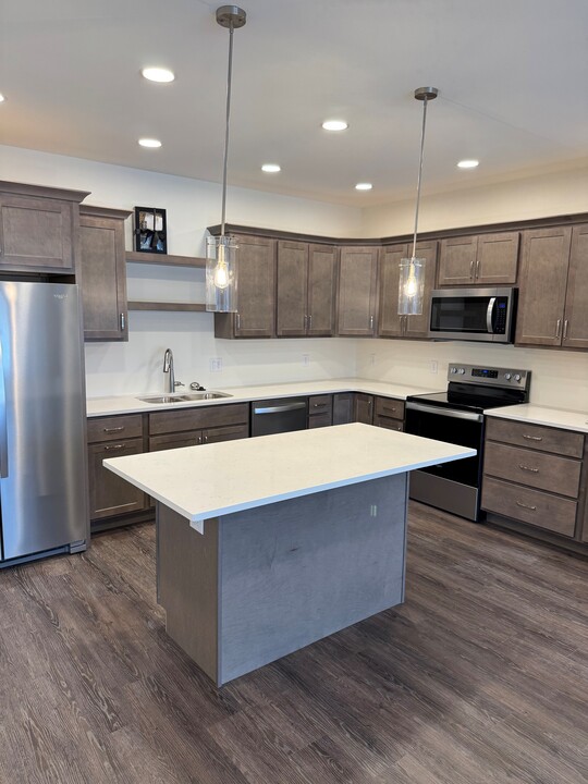 4025 Cedar Heights Dr, Unit 8 in Cedar Falls, IA - Building Photo