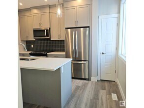 6905 25 Ave SW in Edmonton, AB - Building Photo - Building Photo