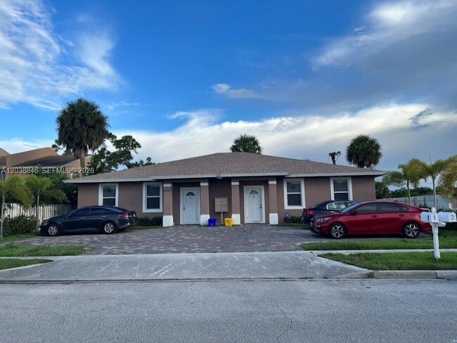 property at 1533 W 26th Ct