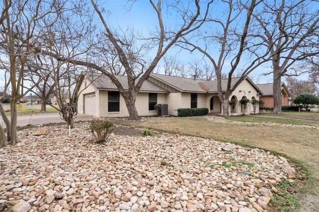 318 Columbine St in Meadowlakes, TX - Building Photo - Building Photo