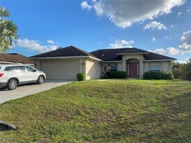 547 Kingsbury Ln in Lehigh Acres, FL - Building Photo