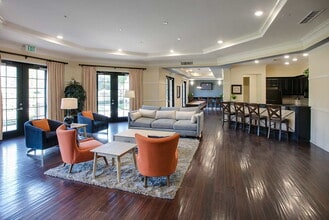 Pinnacle at MacArthur Place in Santa Ana, CA - Foto de edificio - Building Photo
