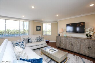 4041 Gulf Shore Blvd N in Naples, FL - Foto de edificio - Building Photo