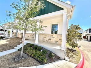 1830 NE Green Oaks Blvd in Arlington, TX - Building Photo - Building Photo