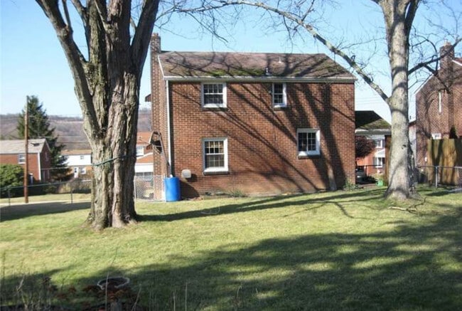 263 E Fairmont Ave in Trafford, PA - Foto de edificio - Building Photo