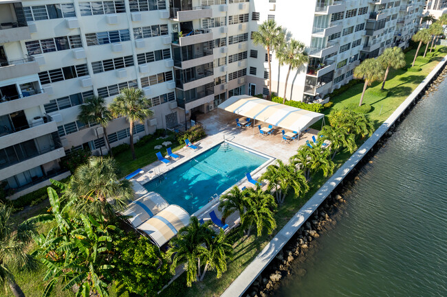 Kings Point Imperial Condo in Sunny Isles Beach, FL - Foto de edificio - Building Photo