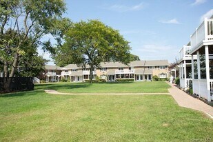 16 Saxon Ave in Bay Shore, NY - Building Photo