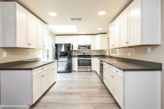 322 Sweeney Rd in Antioch, CA - Foto de edificio - Building Photo