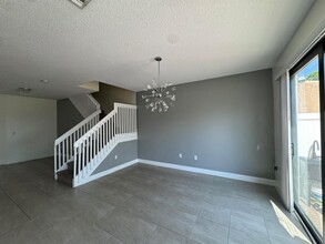 2037 Oysterwood Ln in Riviera Beach, FL - Foto de edificio - Building Photo
