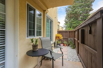 5252 Balboa Arms Dr in San Diego, CA - Building Photo - Building Photo