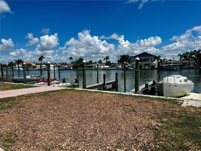 11705 3rd St E, Unit 2 in Treasure Island, FL - Foto de edificio - Building Photo