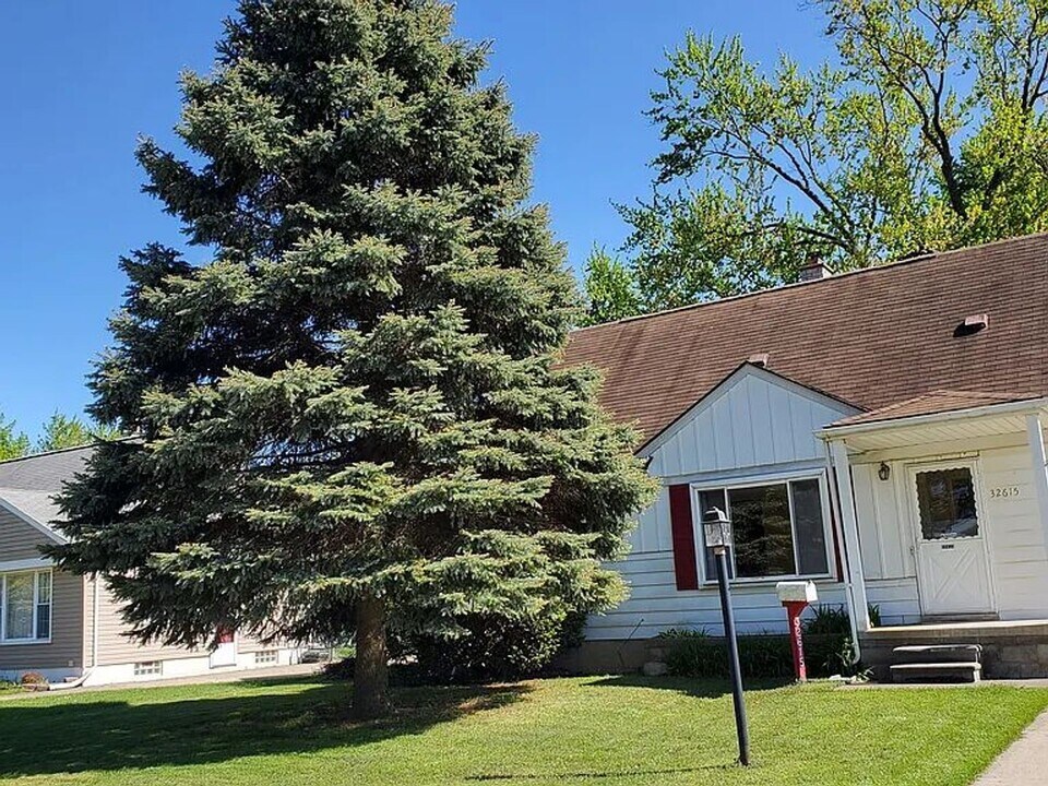 32615 Rosslyn Ave in Garden City, MI - Building Photo