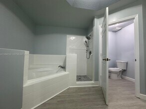 11369 NW 73rd Terrace in Doral, FL - Building Photo - Building Photo