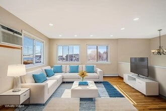 4 Bay Pl in Lindenhurst, NY - Foto de edificio - Building Photo