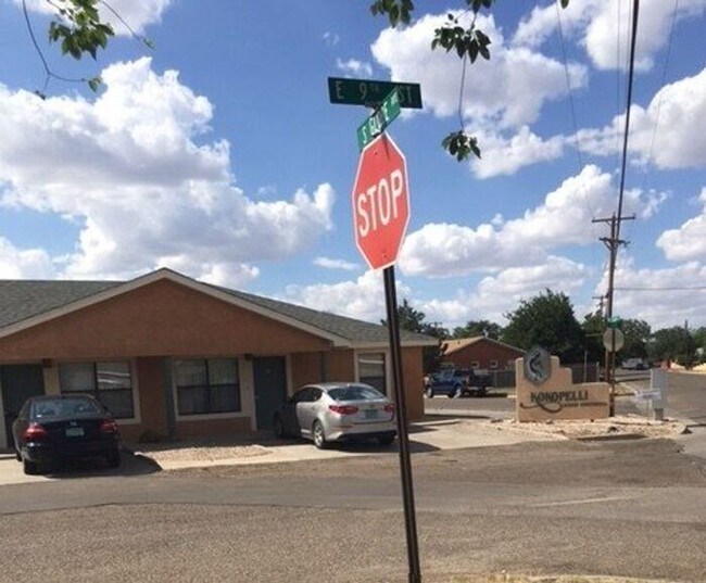 808 S Elgin Ave in Portales, NM - Building Photo - Building Photo