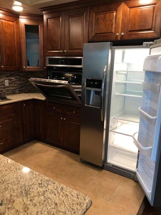 11100 Riverside Dr in Los Angeles, CA - Building Photo