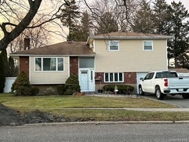 64 Eileen Ave in Plainview, NY - Building Photo