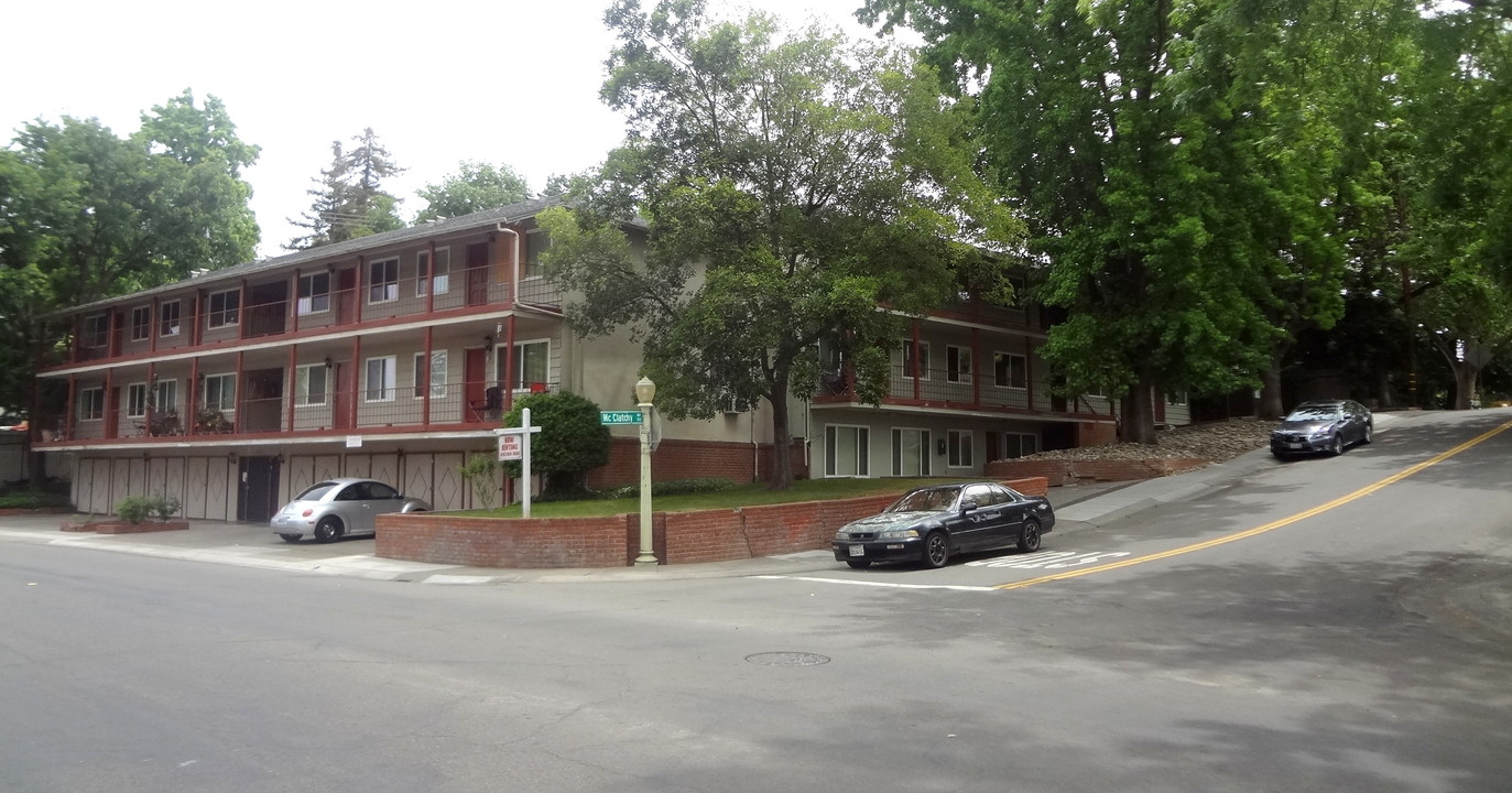 McClatchy Hillside apartments in Sacramento, CA - Foto de edificio