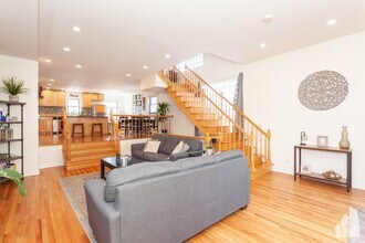 1433 W Oakdale Ave, Unit CH in Chicago, IL - Building Photo - Building Photo