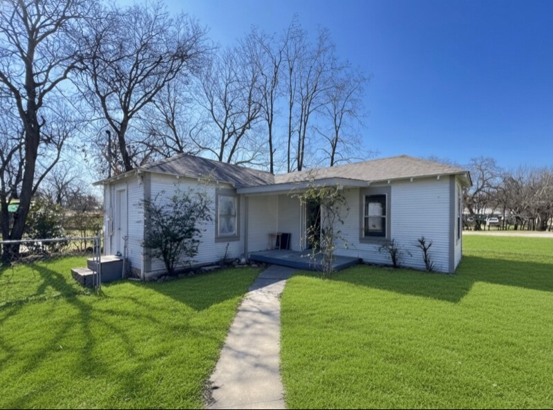 1315 NW 1st Ave in Mineral Wells, TX - Building Photo