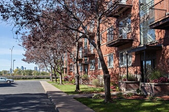 265 Riverside Rue in St-Lambert, QC - Building Photo - Building Photo