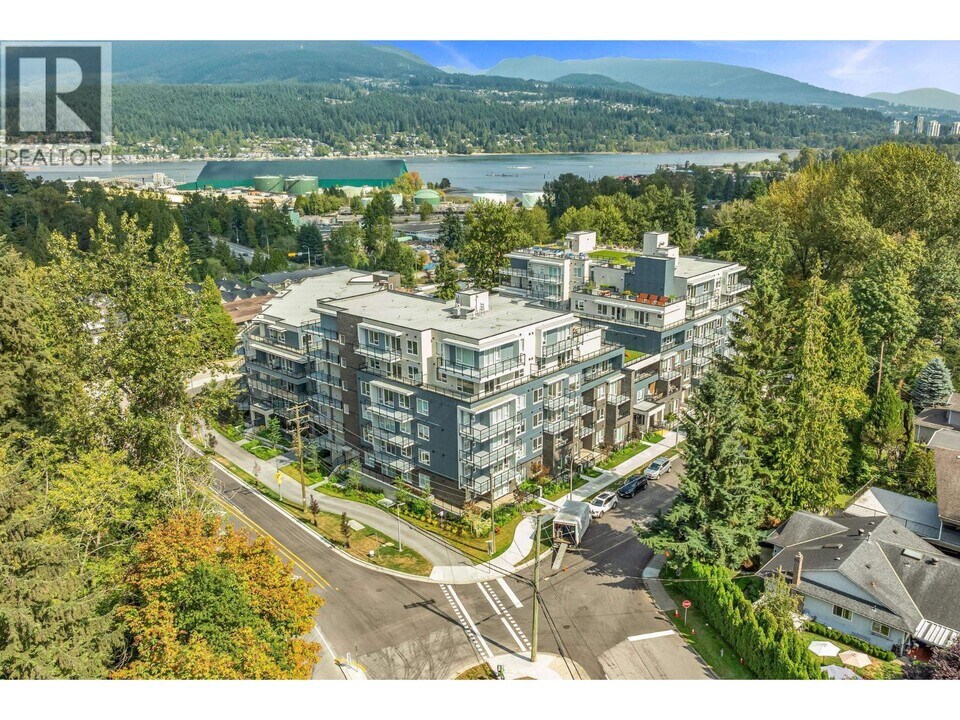2002 St George St in Port Moody, BC - Building Photo