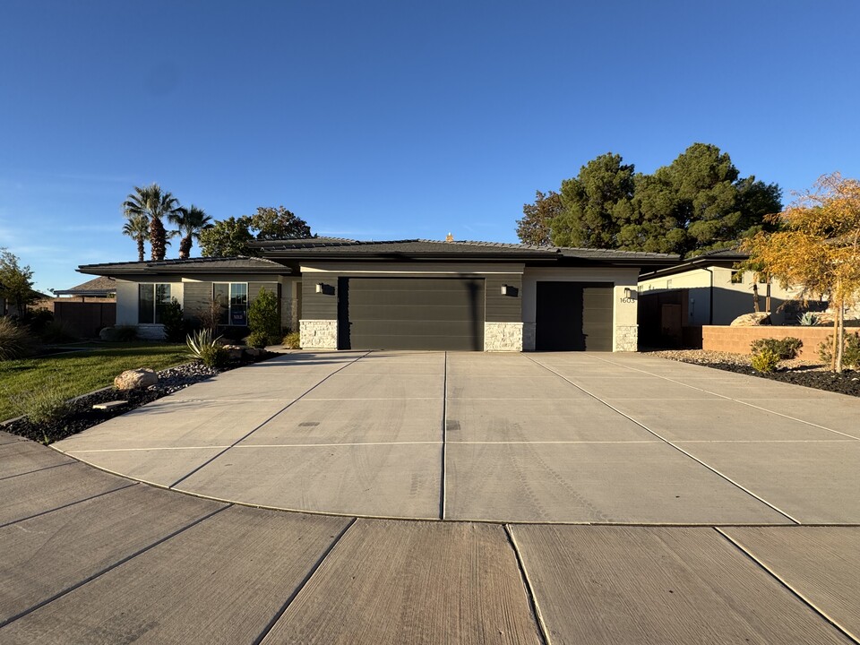 1603 E Dihedral Dr in Saint George, UT - Building Photo