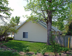 Oak Tree Village in Fairborn, OH - Foto de edificio - Building Photo