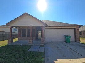 5006 Mill Creek Dr in Baytown, TX - Building Photo