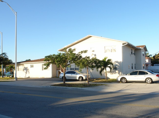 491 E 27th St in Hialeah, FL - Building Photo - Building Photo