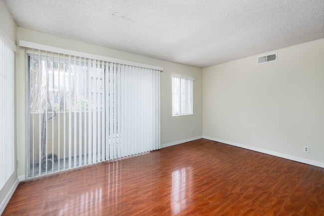 Irolostar Apartments