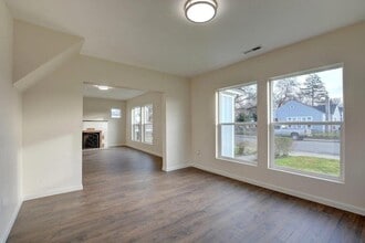 830 W 12th St in Medford, OR - Building Photo - Building Photo