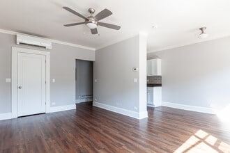 827 W Lakeside Pl, Unit CC in Chicago, IL - Foto de edificio - Building Photo