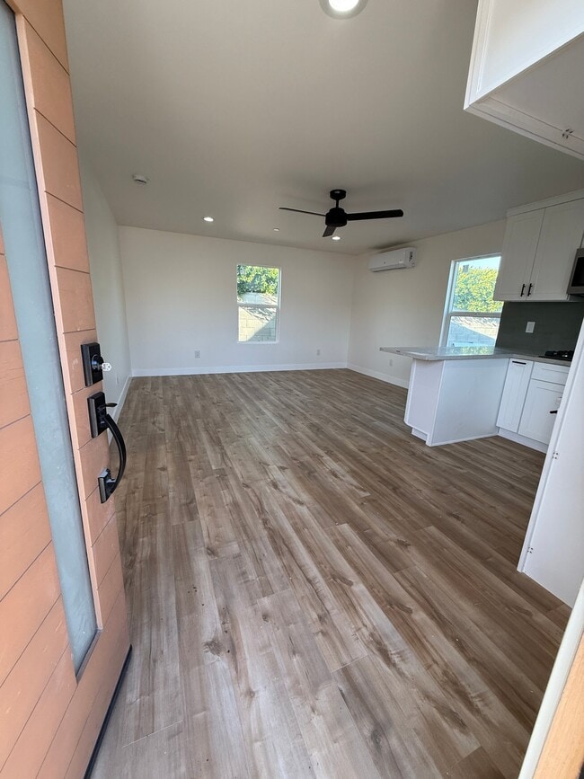 4931 E San Rafael St in Compton, CA - Foto de edificio - Building Photo