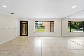 9835 SW 76th St in Miami, FL - Building Photo - Building Photo