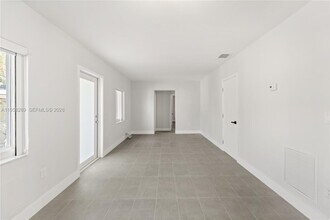 3500 SW 25th St in Miami, FL - Building Photo - Building Photo