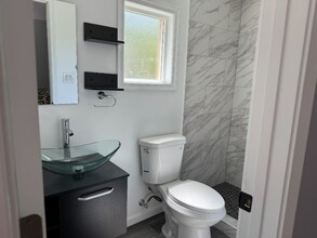 10610 Falls Rd-Unit -A in Potomac, MD - Building Photo - Building Photo
