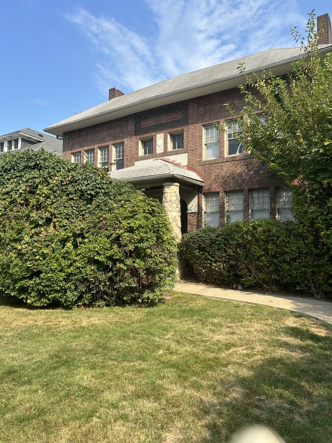 5869 Northumberland St in Pittsburgh, PA - Foto de edificio - Building Photo