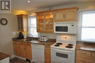 18 Castlereagh St in Niagara-On-The-Lake, ON - Building Photo - Building Photo