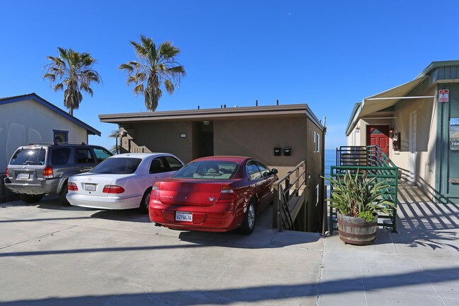 215 S Pacific St in Oceanside, CA - Foto de edificio - Building Photo