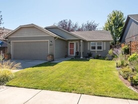 2807 NE Spring Water Pl in Bend, OR - Building Photo