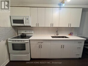 2425 Carlanne Pl in Mississauga, ON - Building Photo - Building Photo