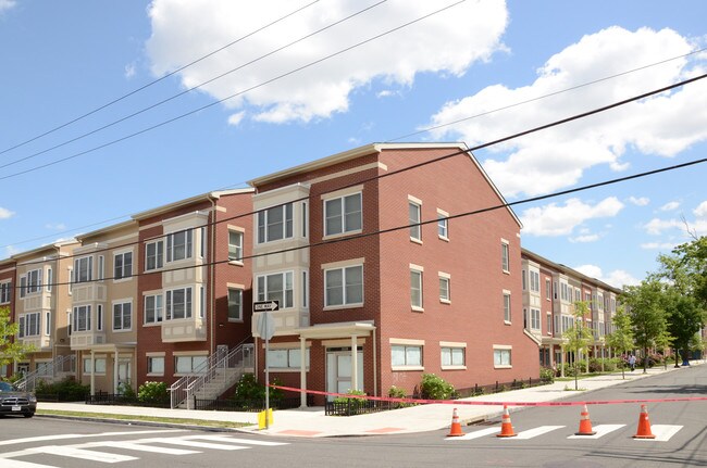 Mantua Square in Philadelphia, PA - Foto de edificio - Building Photo