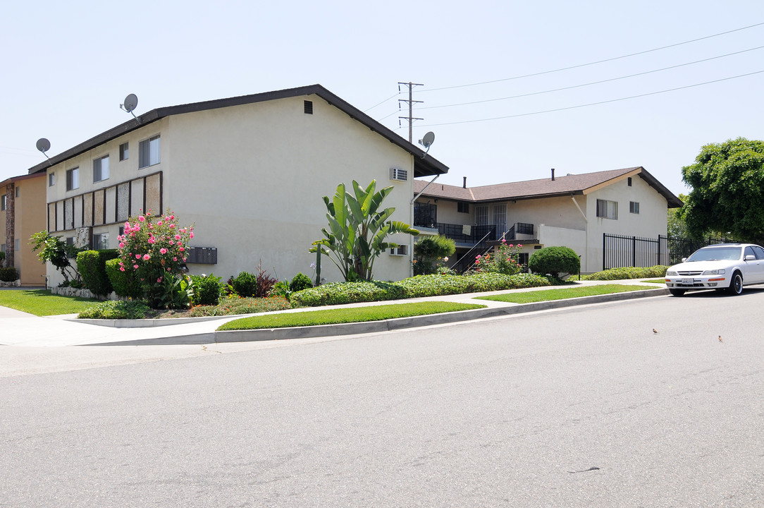 La Cadena II Apartments in La Habra, CA - Building Photo