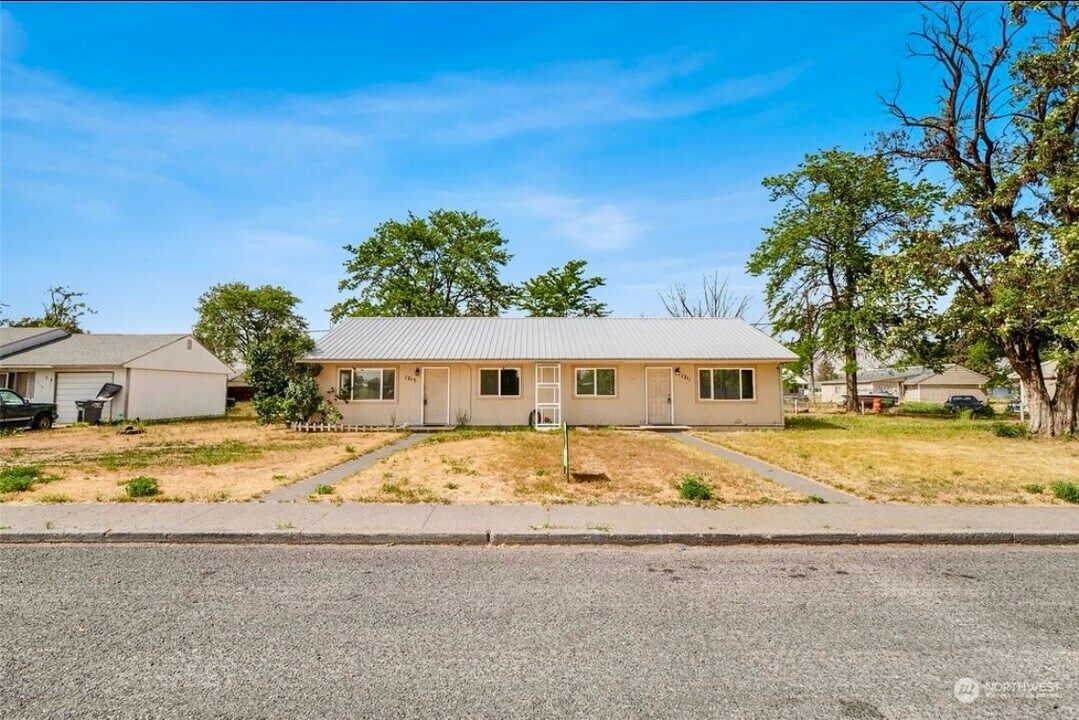 1211 Vandenburg Loop in Moses Lake, WA - Foto de edificio